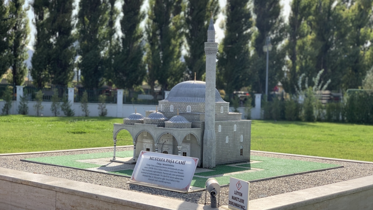 Bu nedenle yurt içinde özellikle açık havada gezilebilecek yerlerin daha çok ilgi gördüğünü belirten Fıratlı, bunlardan birinin EsminyaTürk olduğunu dile getirdi.