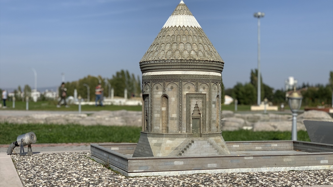 Fıratlı, haziranda başlayan kontrollü sosyal sürecinde ziyaretçileri maskeli ve sosyal mesafe kuralına uyarak kabul ettiklerini aktardı.