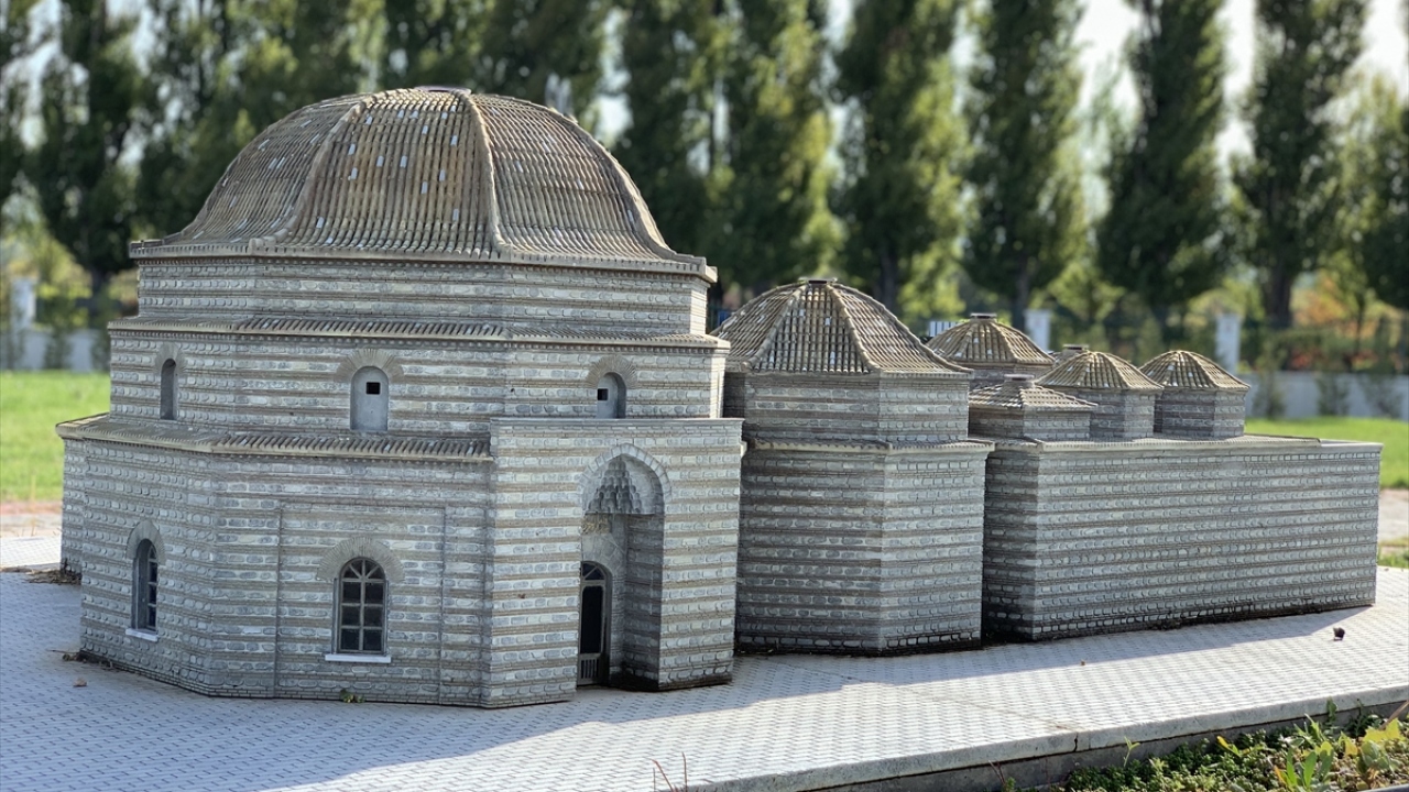 Aydın`dan Eskişehir`e gezmeye gelen Ayşen Ulu da EsminyaTürk`e hayran kaldığını belirtti.