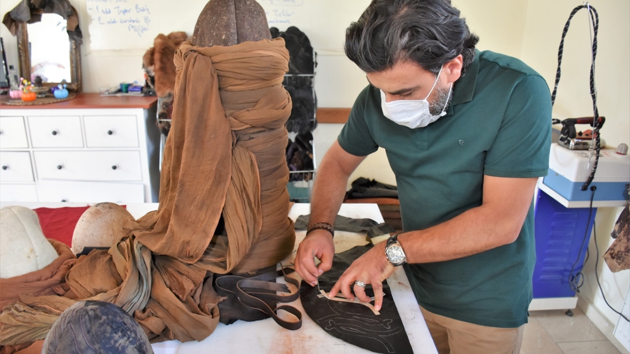 Orta Doğu ve Avrupa ülkeleri başta olmak üzere pek çok tarihi dizi ve yapımda yer alan kostüm ve aksesuarları tasarladıklarını dile getiren Kocaoğlu, şöyle devam etti: