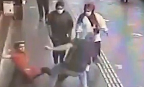 Pasajdan zıplayarak çıktı, kaldırımda yürüyen biriyle çarpıştı