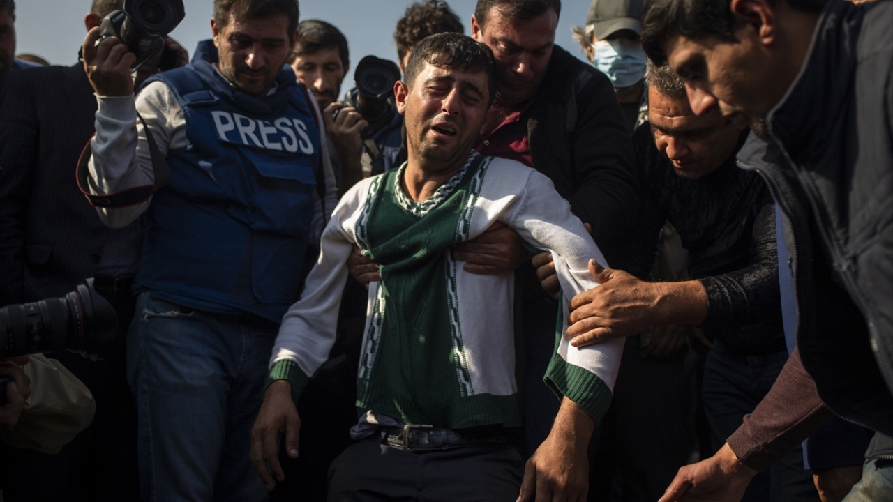 Törene katılan yakınları, gözyaşlarına hakim olmadı.