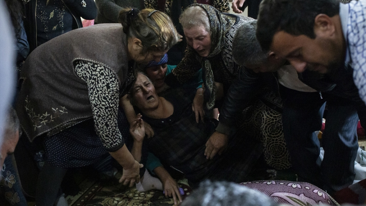 Mezarlık başında saldırıya büyük tepki gösteren köylüler, Azerbaycan Cumhurbaşkanı İlham Aliyev`e, sivilleri hedef alan tüm terör saldırılarının karşılıksız kalmaması çağrısında bulundu.