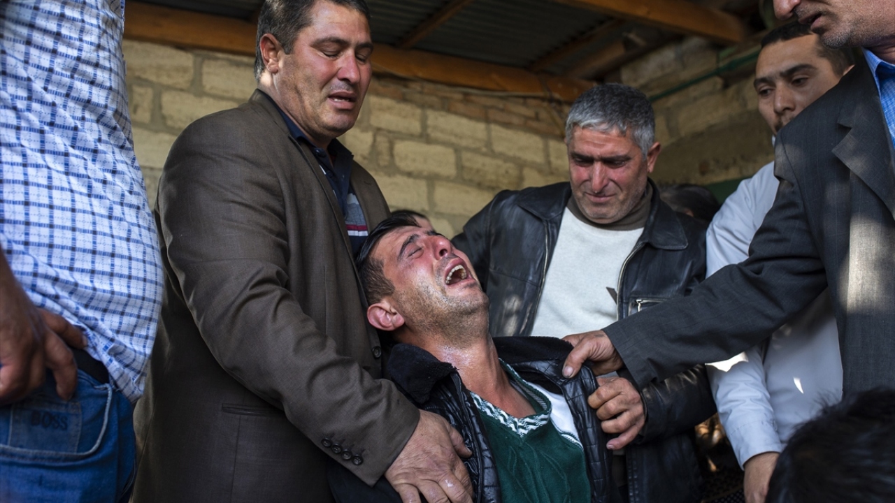 Cenaze töreni sırasında Karayusuflu köyü yakınlarından top sesleri duyuldu.