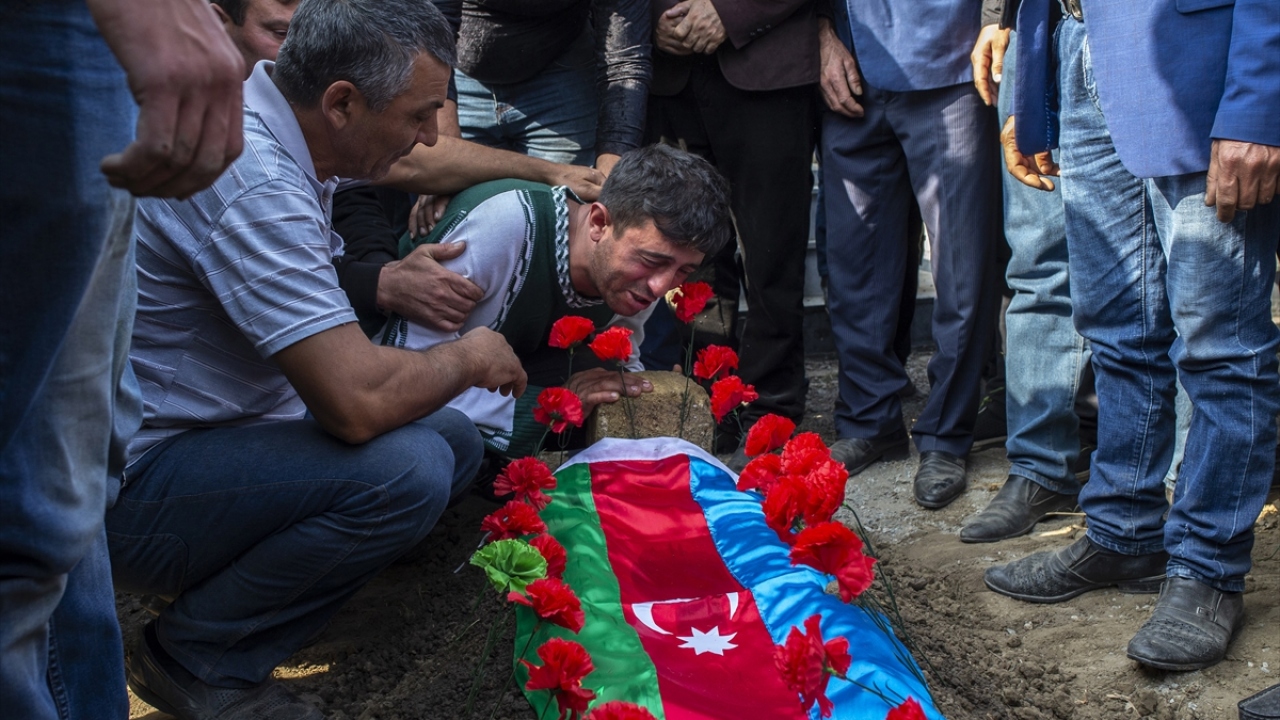 Berde kentine bağlı Karayusuflu köyü, Ermenistan`ın işgal altında tutuğu topraklardan yaklaşık 50 kilometre uzaklıkta bulunuyor. 