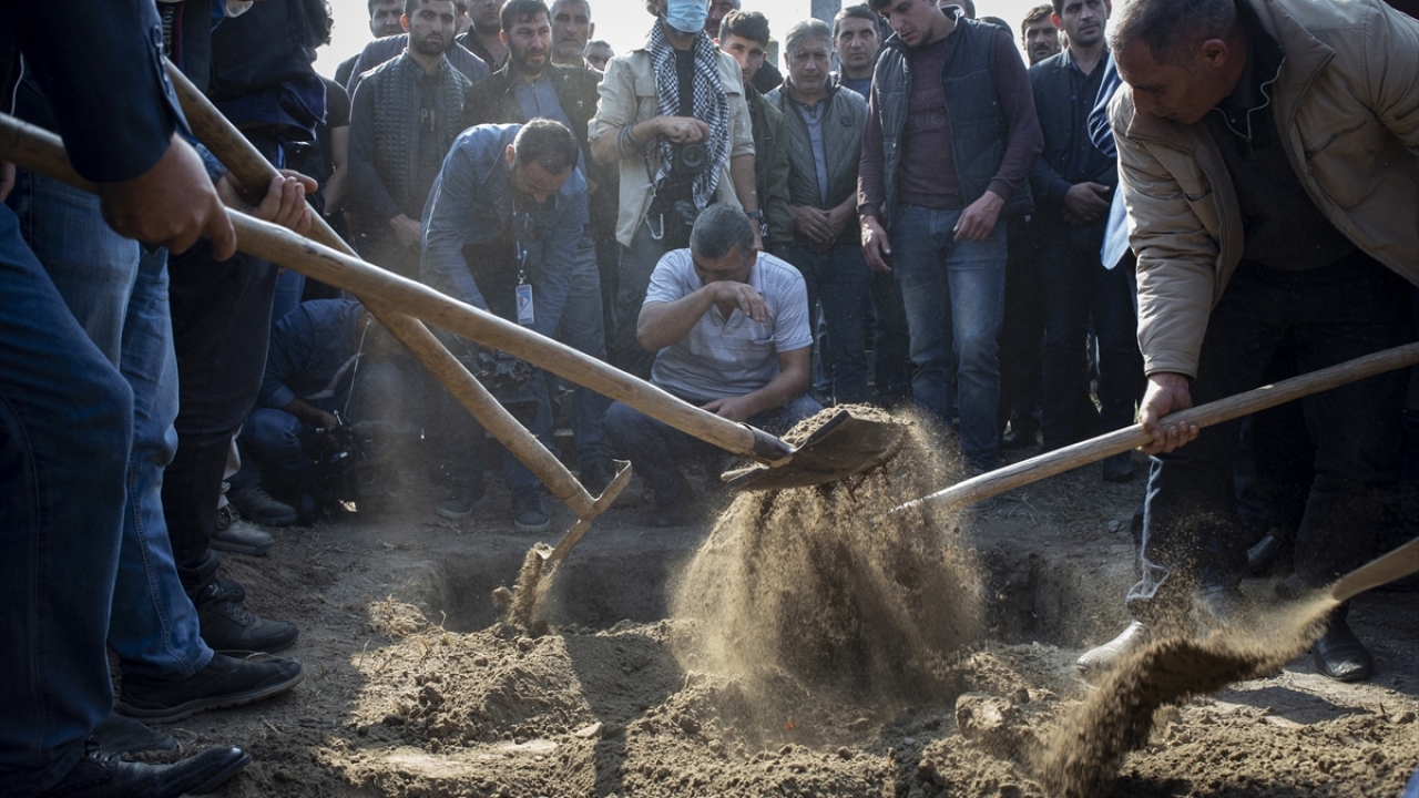 Azerbaycan Başsavcılığı, dün Ermenistan`ın, 27 Eylül`den bu yana yerleşim yerlerine yönelik gerçekleştirdiği saldırılar nedeniyle ölen sivillerin sayısının 69`a yükseldiğini açıklamıştı. 