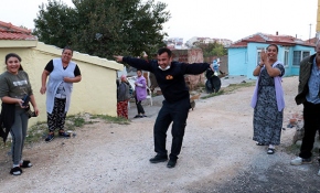 Kediyi kurtardı, Roman havasıyla dans etti