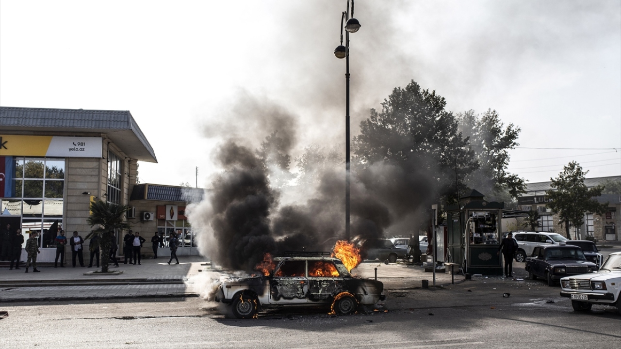 Misket bombalarıyla düzenlenen saldırıda çok sayıda ev, dükkan ve araç hasar gördü.