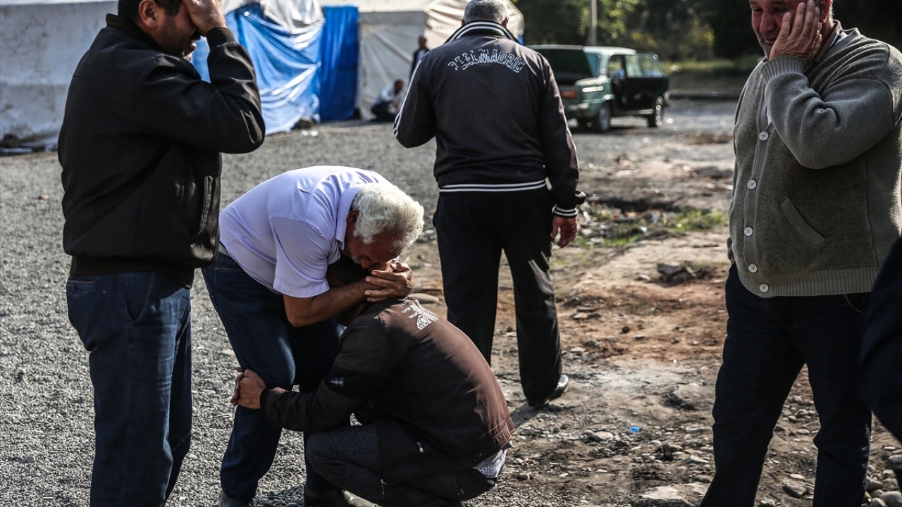 Saldırıda şu ana kadar 21 kişi yaşamını yitirdi, 60`tan fazla kişi yaralandı.