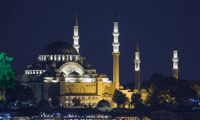 Tüm minarelerden salavatlar yükseldi