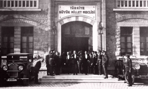 TRT Arşiv görüntüleriyle Cumhuriyet'in ilanına giden süreç