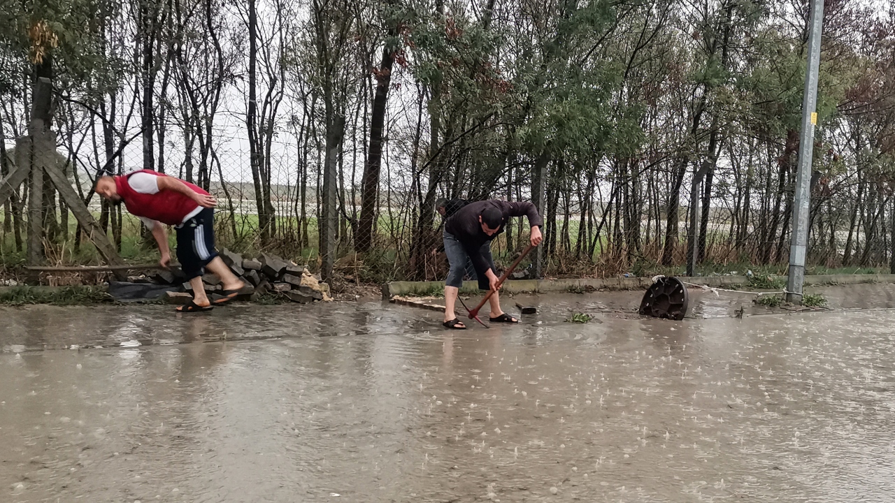  İstanbul`un Avrupa Yakası`nda gök gürültülü sağanak etkili oldu.