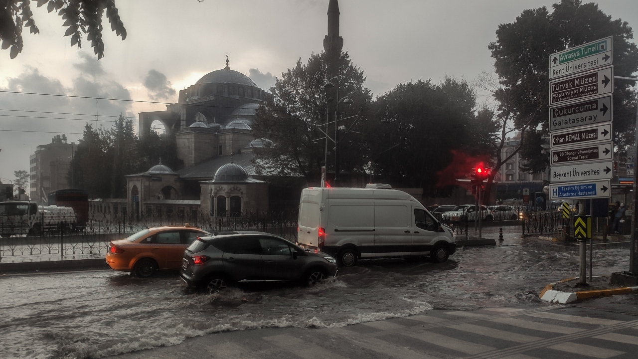 İstanbul`da sabah saatlerinde aniden bastıran yağmur nedeniyle yolları su bastı.