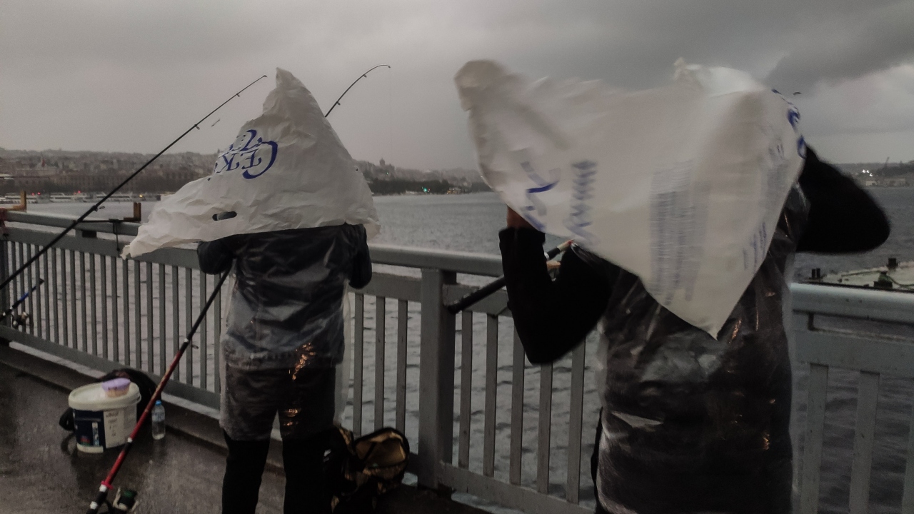 Kapanan rögarlar nedeniyle su kaldırımları doldurdu. 