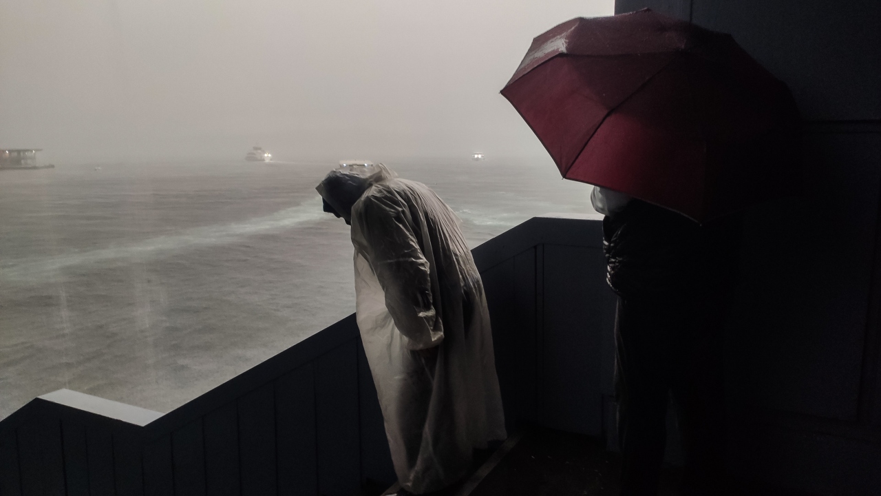 Bazıları demirlere tutunarak geçerken bazıları da ayakkabıları ile suyun içinden geçti. 