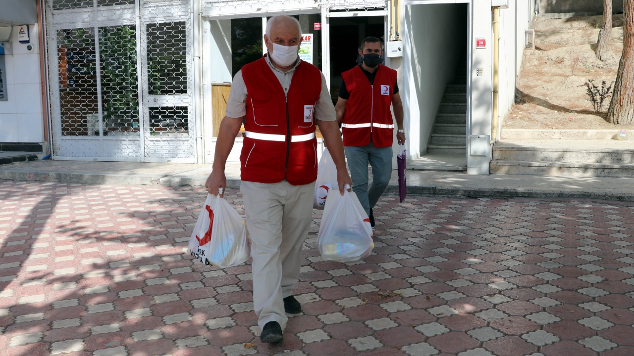 Devlet memurluğundan emekli Sezer, AA muhabirine, Türk Kızılayın hayatında çok önemli yeri bulunduğunu söyledi.