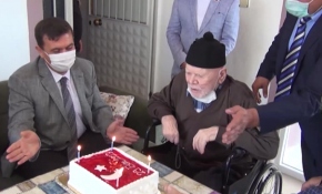 Cumhuriyetle yaşıt olan Mehmet Dede'ye doğum günü sürprizi