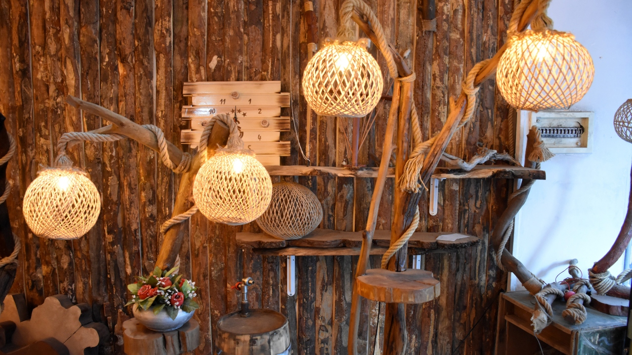 İş hayatına elektrikçi olarak başladığını belirten ağabey Özdemir, şunları kaydetti: