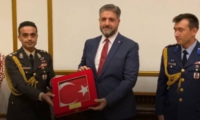 Pekin'deki Cumhuriyet Bayramı kutlamasında Büyükelçi Önen’e anlamlı hediye