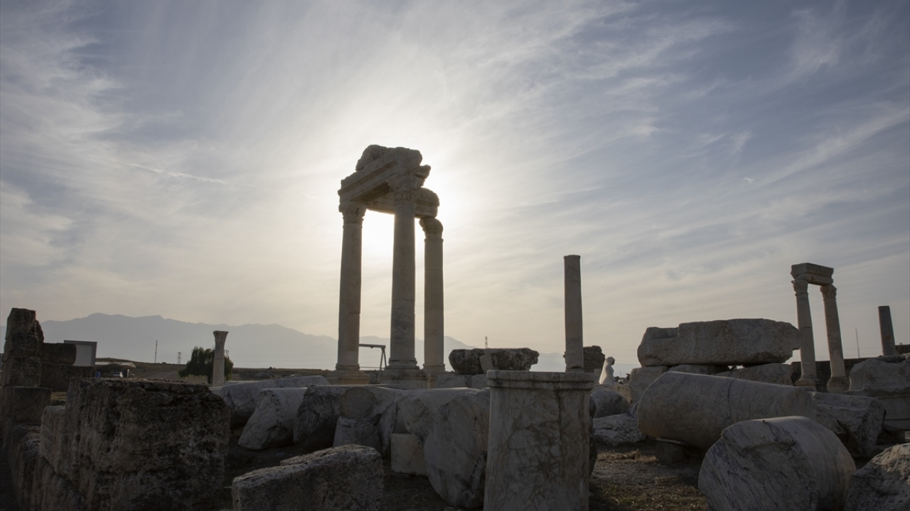 M.Ö 3. Y.Y`da Seleukos Kralı II. Antiokhos tarafından karısı Laodike adına kurulan Laodikya’nın, 2002 yılında başlayan ve kesintisiz devam eden kazı çalışmalarında sürekli yeni zenginlikleri ortaya çıkıyor. 