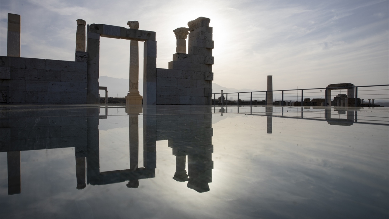Denizli’ye 6 kilometre uzaklıkta bulunan ve Hristiyanlığın ilk 7 kilisesinden birine ev sahipliği yapan Laodikya Antik Kenti, Efes’ten sonra Anadolu’nun en büyük antik kenti özelliğini taşırken UNESCO Dünya Mirası Geçici Listesi’nde de yer alıyor. 