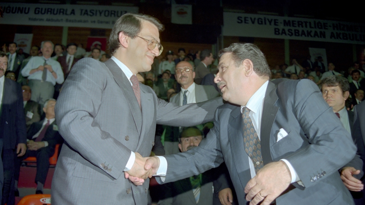 15 Haziran 1991`de Anap 3. Olağan Kongresi yapıldı. Kongrede Genel Başkan adayları Yılmaz (solda) ve Yıldırım Akbulut (sağda) güzel birlik mesajı verdiler. (Arşiv)