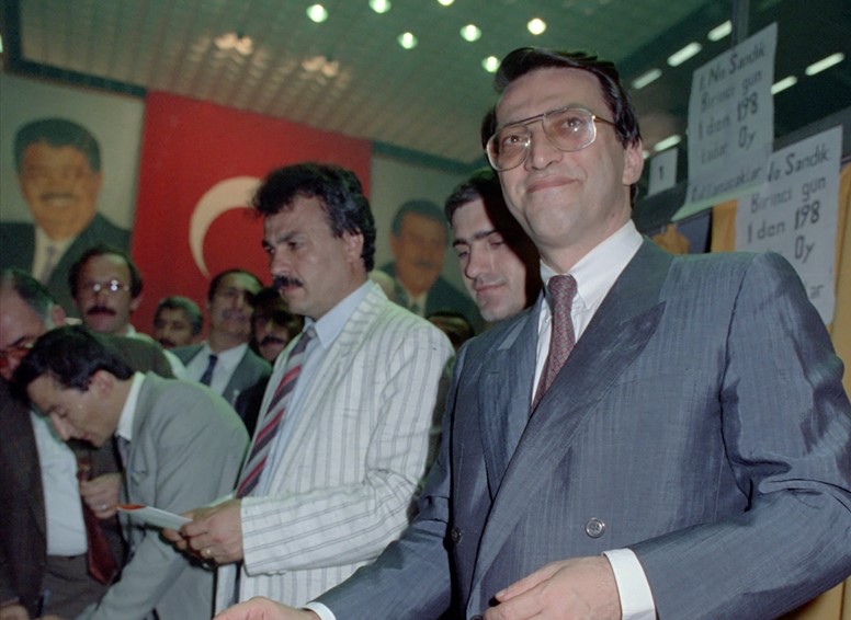 15 Haziran 1991`de Anap 3. Olağan Kongresi yapıldı. Kongrede Genel Başkan adayı Yılmaz, genel başkanlık seçiminde oy kullandı. (Arşiv)