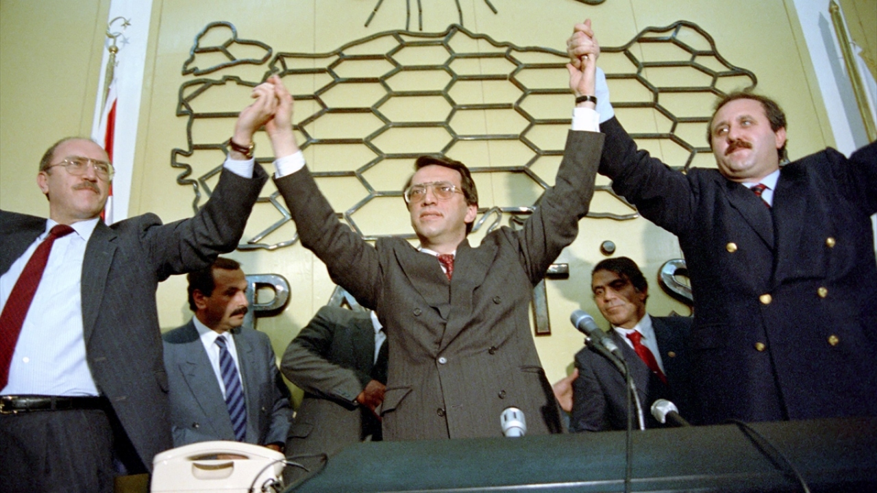 16 Haziran 1991`de Anap genel başkanlığına seçilen Yılmaz (ortada), Anap Genel Merkezi`nde delegelerle toplantı yaptı. Toplantıda Anap Milletvekili Mustafa Taşar ve Bülent Akarcalı da yer aldı. (Arşiv)