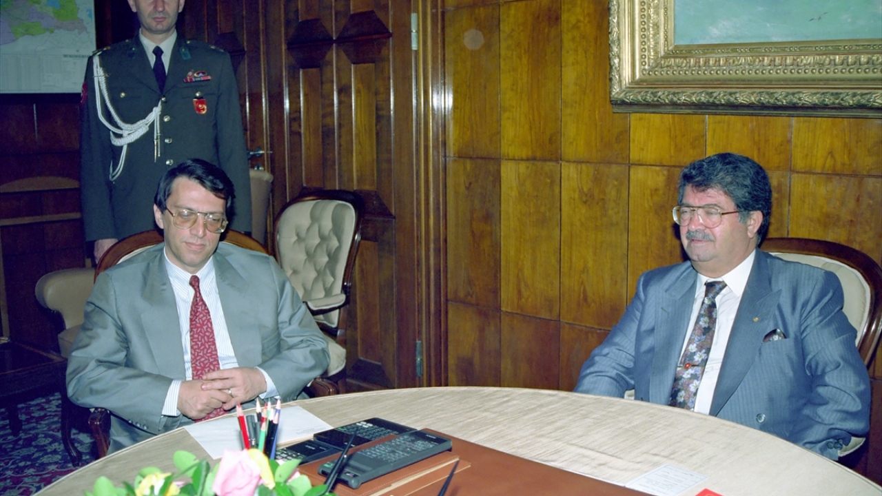 17 Haziran 1991`de Cumhurbaşkanı Turgut Özal (sağda), Anap Genel Başkanı Yılmaz`ı (solda) ziyaret etti. (Arşiv)