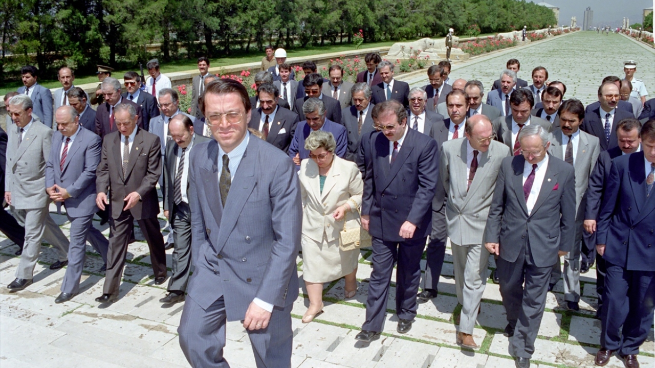 19 Haziran 1991`de Anap Merkez Karar Yönetim Kurulu Üyeleri ilk defa Genel Başkan Yılmaz, başkanlığında Anıtkabir`i ziyaret etti. (Arşiv)