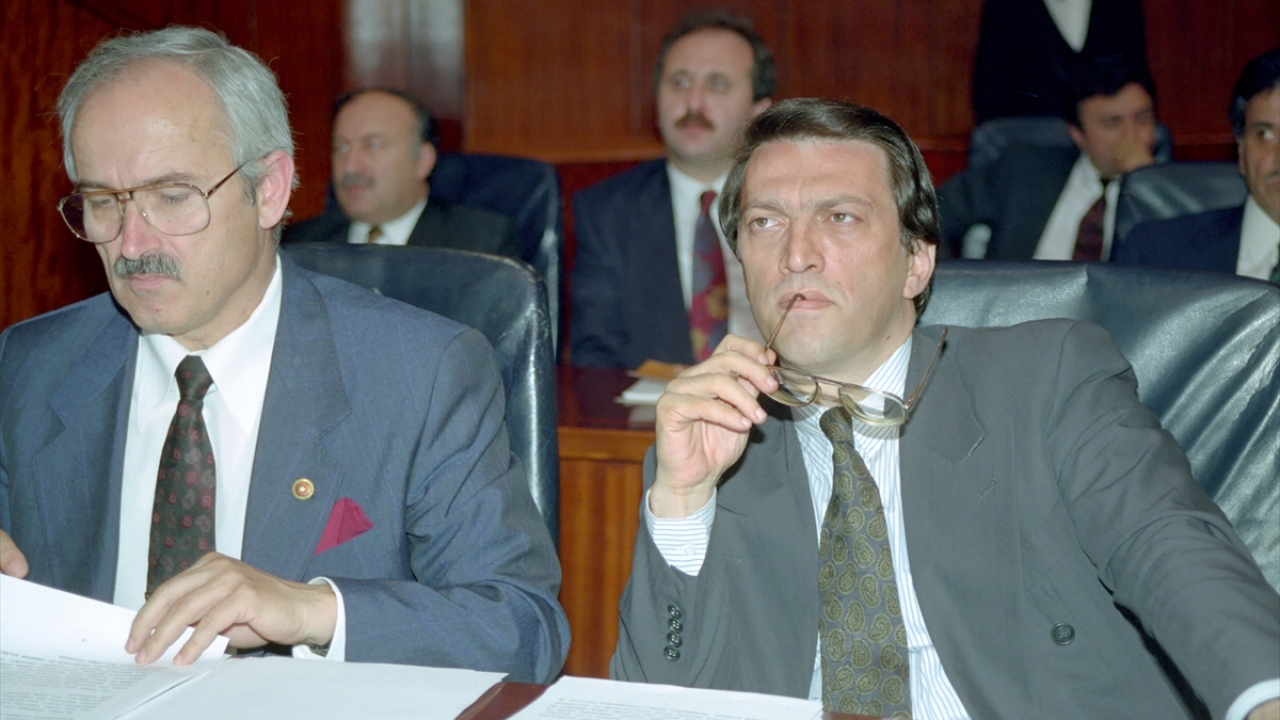 30 Haziran 1991`de TBMM Genel Kurul Toplantısı`nda 48. Hükümetin proğramı Başbakan Yılmaz (sağda) tarafından okundu. (Arşiv)
