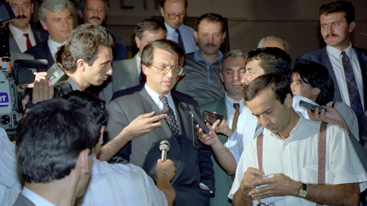 9 Ağustos 1991`de Başbakan Yılmaz, gazetecilere Kuzey Irak Operasyonu ile ilgili açıklamalarda bulundu. (Arşiv)