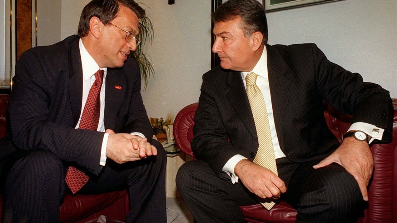23 Ekim 1998`de Başbakan Yılmaz (solda) ile CHP Genel Başkanı Deniz Baykal (sağda) bir araya geldi. (Arşiv)