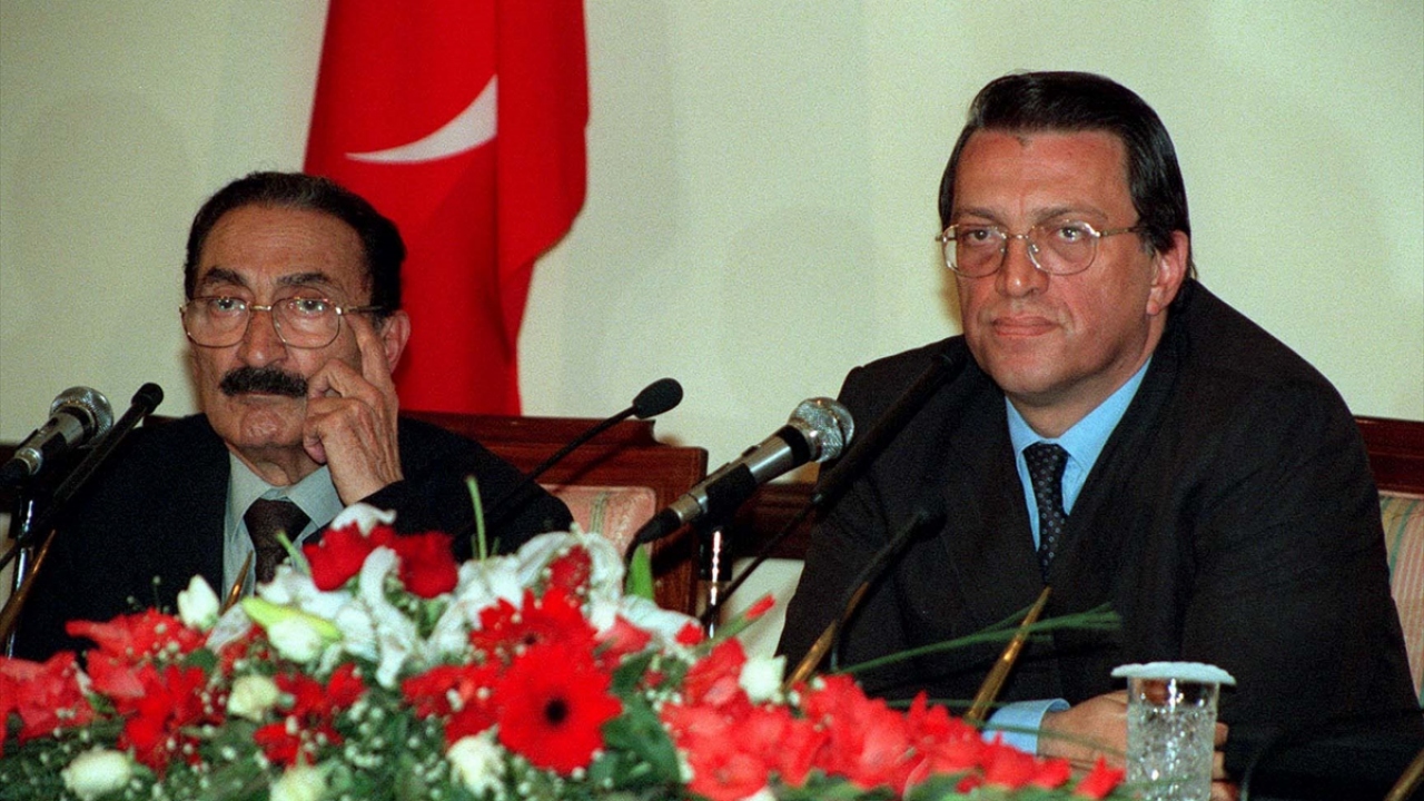 13 Kasım 1998`de Başbakan Yılmaz (sağda) ve Başbakan Yardımcısı Bülent Ecevit (solda), basın toplantısı düzenlediler. (Arşiv)