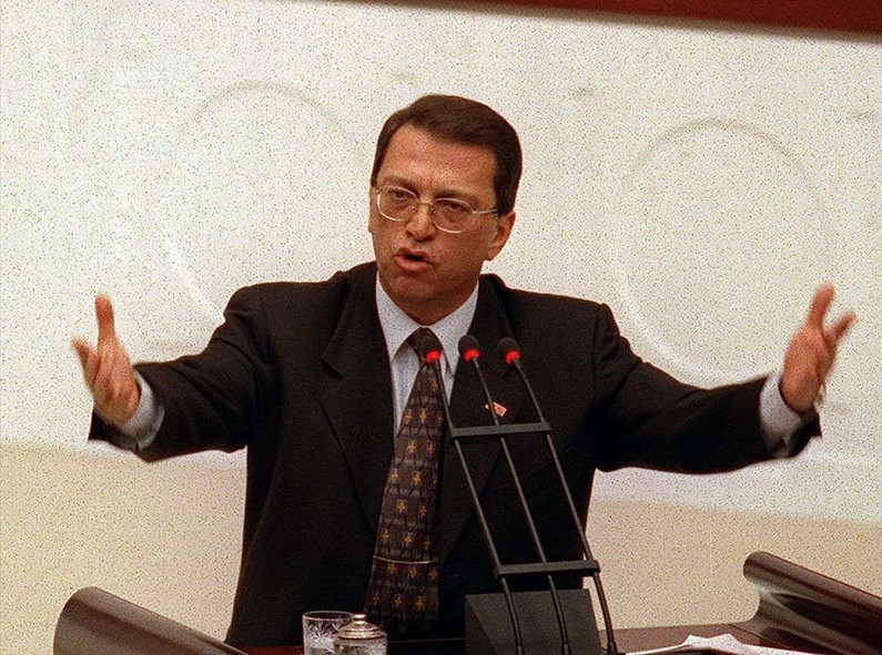 19 Kasım 1998`de Başbakan Yılmaz, TBMM Genel Kurulu`nda konuşma yaptı. (Arşiv)