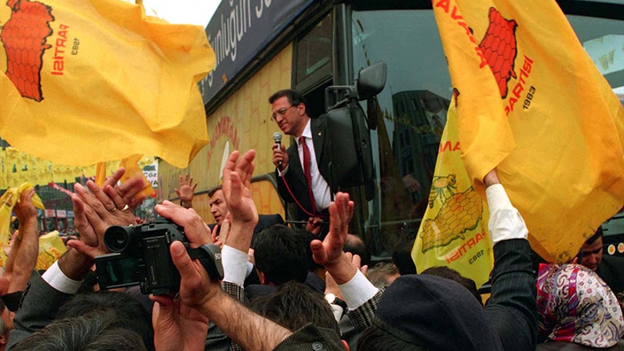 17 Nisan 1999`da Anap Genel Başkanı Yılmaz, Anadolu Yakası`nda seçim turu Yaptı. (Arşiv)