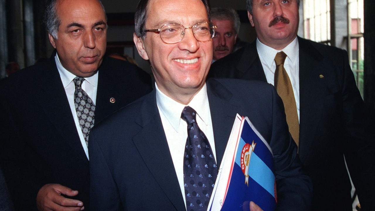 10 Haziran 1999`da Anap TBBM Grubu Genel Başkanı Yılmaz Başkanlığında toplandı. Yılmaz`a Anap Genel Başkan Yardımcısı Mustafa Taşar(sağda) ve Aydın Ayaydın (solda) eşlik etti. (Arşiv)