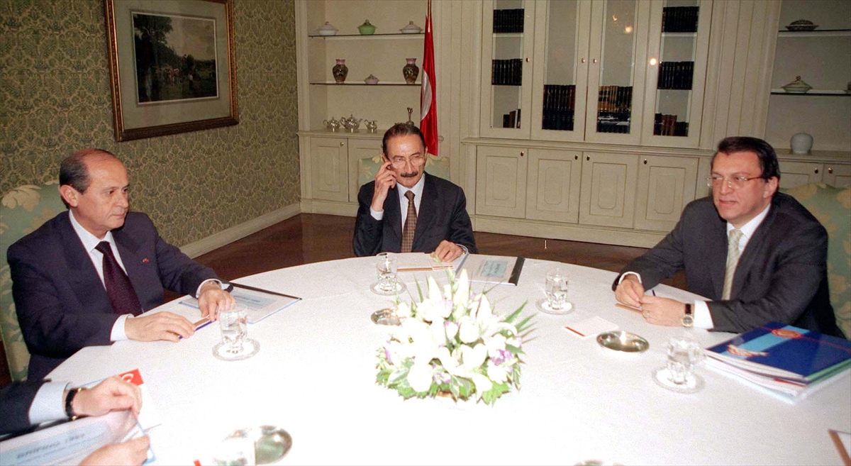 23 Haziran 1999`da 57. Hükümeti oluşturan partilerin liderleri Başbakan Bülent Ecevit (ortada), Devlet Bakanı ve Başbakan Yardımcısı Devlet Bahçeli (solda) ve Anap Genel Başkanı Yılmaz (solda) bir araya geldi. (Arşiv)