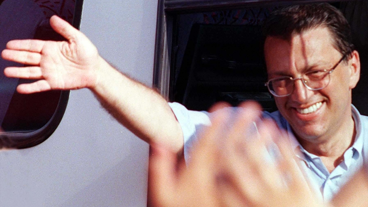 30 Temmuz 2000`de Anap Genel Başkanı Devlet Bakanı ve Başbakan Yardımcısı Yılmaz, Şile`ye giderken yolda vatandaşları selamladı. (Arşiv)