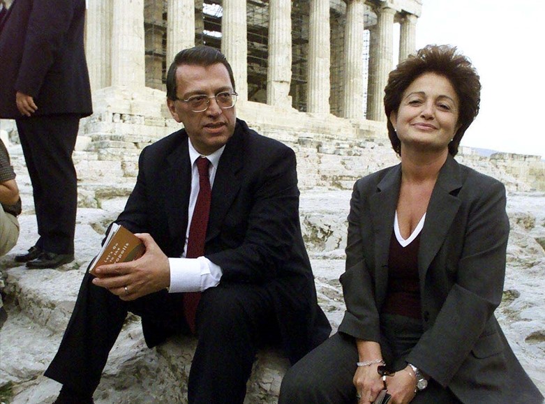 2 Kasım 2000`de Devlet Bakanı ve Başbakan Yardımcısı Yılmaz ve eşi Berna Yılmaz, Akrapolis`i gezdi. (Arşiv)