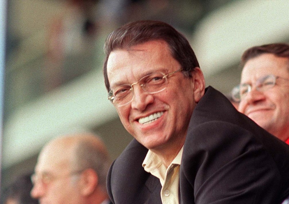 20 Mayıs 2001`de ikinci futbol ligi yükselme grubunda İstanbul Belediyesi-Diyarbakırspor arasında oynanan ve şampiyonluğu büyük oranda belirleyecek maçı Devlet Bakanı ve Başbakan Yardımcısı Yılmaz da izledi. (Arşiv)