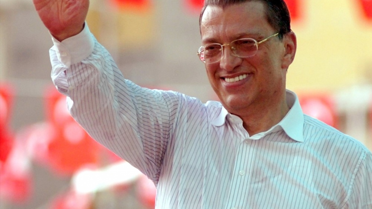 25 Mayıs 2007`de Eski Başbakan Mesut Yılmaz, Rize Cumhuriyet Meydanı`nda vatandaşlara hitap etti. (Arşiv)