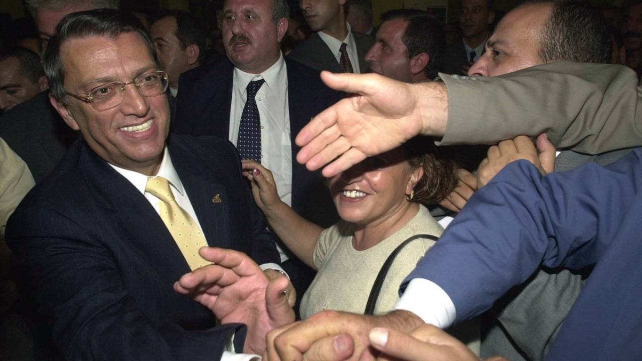 3 Ağustos 2001`de Anap Genel Başkanı, Devlet Bakanı ve Başbakan Yardımcısı Yılmaz, 7. olağan kurul öncesi kokteyl verdi. (Arşiv)