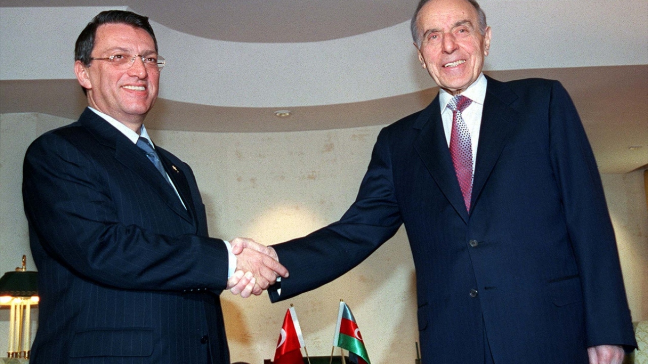 13 Mart 2001`de Azerbaycan Cumhurbaşkanı Haydar Alıyev, Devlet Bakanı ve Başbakan Yardımcısı Yılmaz`ı kabul etti. (Arşiv)