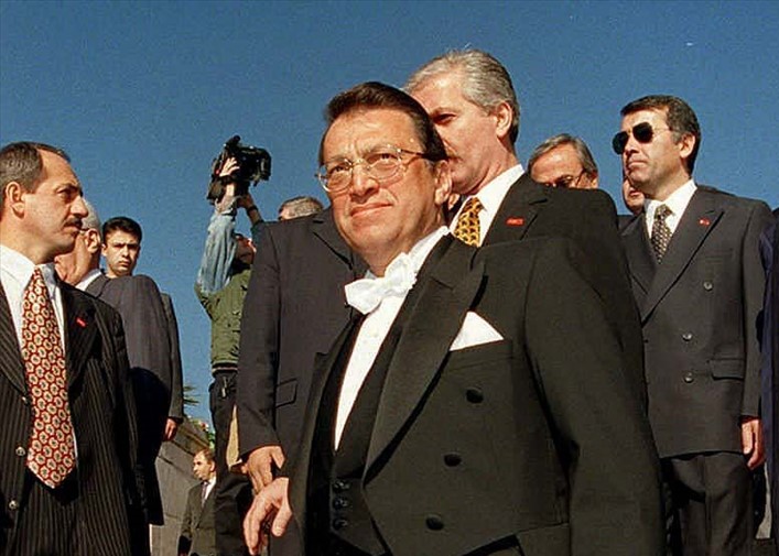 29 Ekim 1998`de Başbakan Yılmaz, Cumhuriyetin 75. kuruluş yıl dönümü dolayısıyla düzenlenen törenler kapsamında Anıtkabir`i ziyaret etti. (Arşiv)