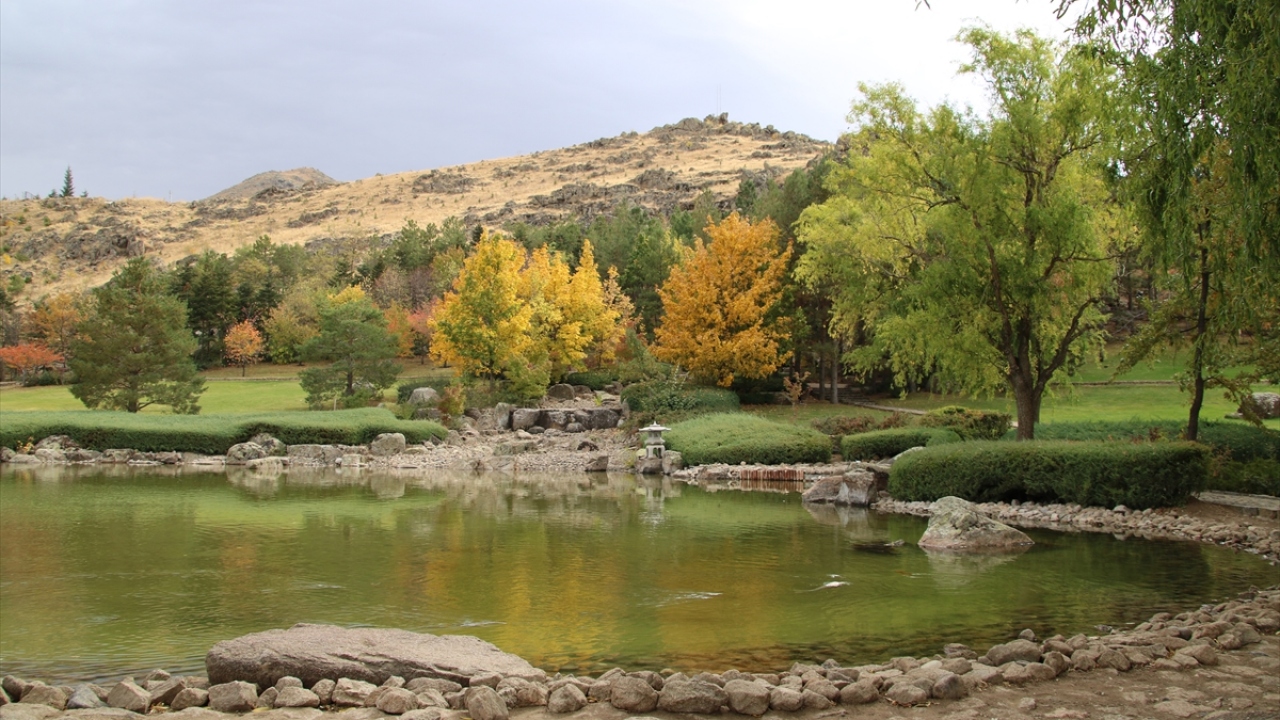 Oluşturulan çağlayan ve suni göletle ağaçlar ve çeşitli bitkilerin farklı renklerde görüntüleri ziyaretçilerine ayrı güzellik sunuyor.