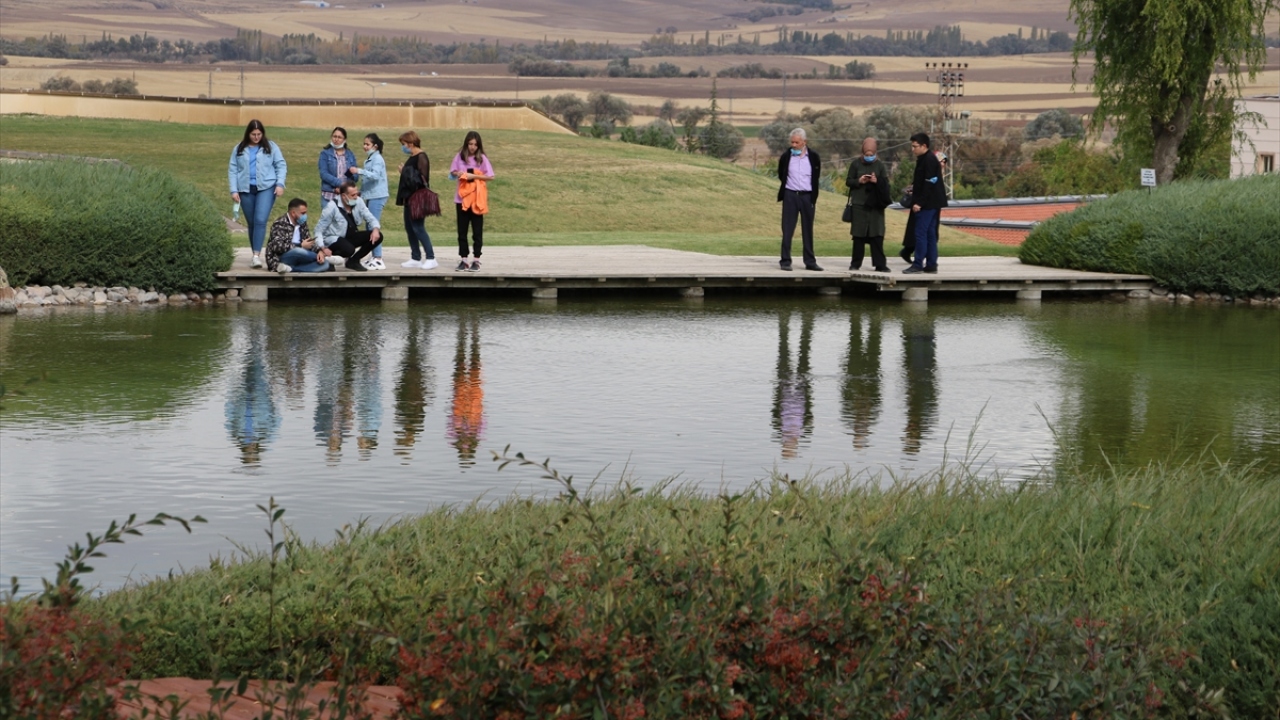 Bahçeyi ziyaret etmek için Ankara’dan geldiğini söyleyen İsmet Çam, ailesi ile burayı gezdiğini ve çok güzel bir manzara ile karşılaştığını belirterek, cep telefonuyla bu güzelliği ölümsüzleştirdiklerini söyledi.