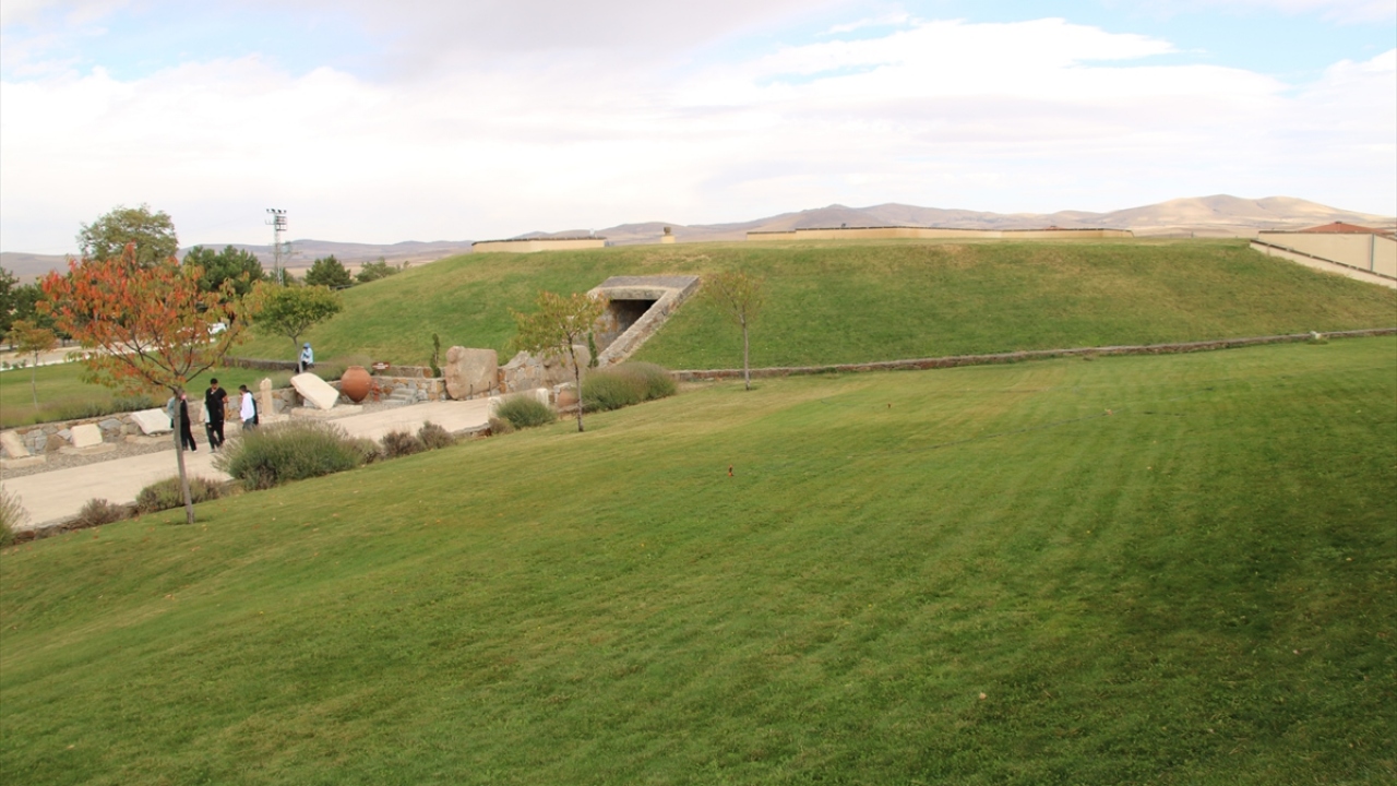 Bahçe, Çağırkan köyünde Japon arkeologların da katıldığı Kalehöyük kazı alanının yakınında yer alıyor.