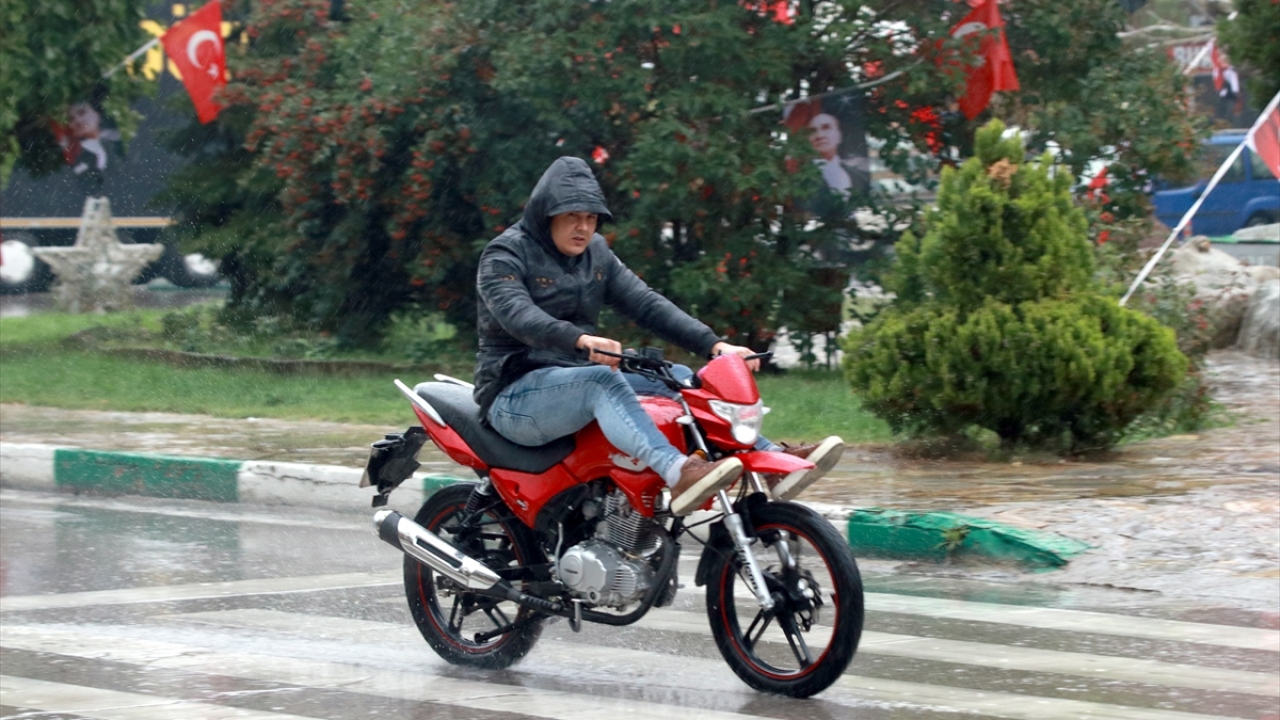 Kırklareli`nde sabah saatlerinde başlayan sağanak nedeniyle cadde ve sokaklarda su birikintileri oluştu. 