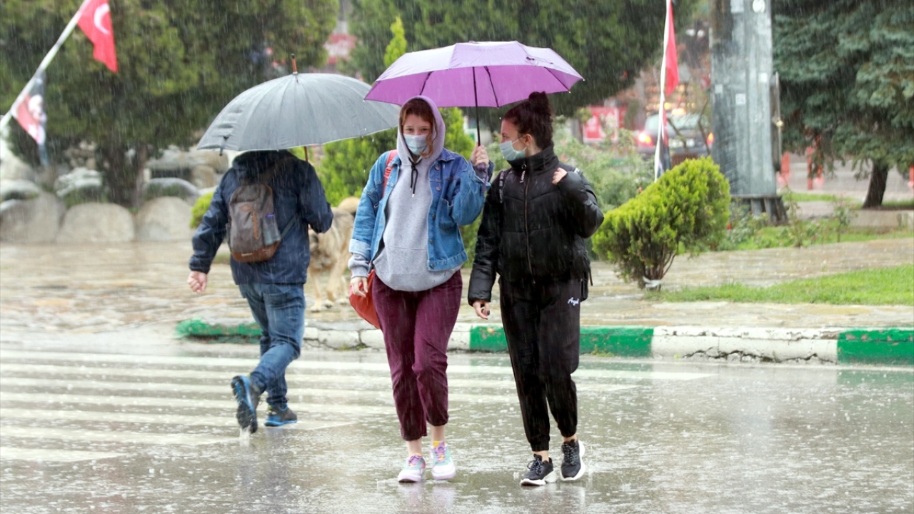 Yağmura hazırlıksız yakalanan bazı vatandaşlar otobüs durakları ile bazı dükkanların tentelerinin altında bekledi, kimileri de şemsiye ile yağmurdan korunmaya çalıştı.